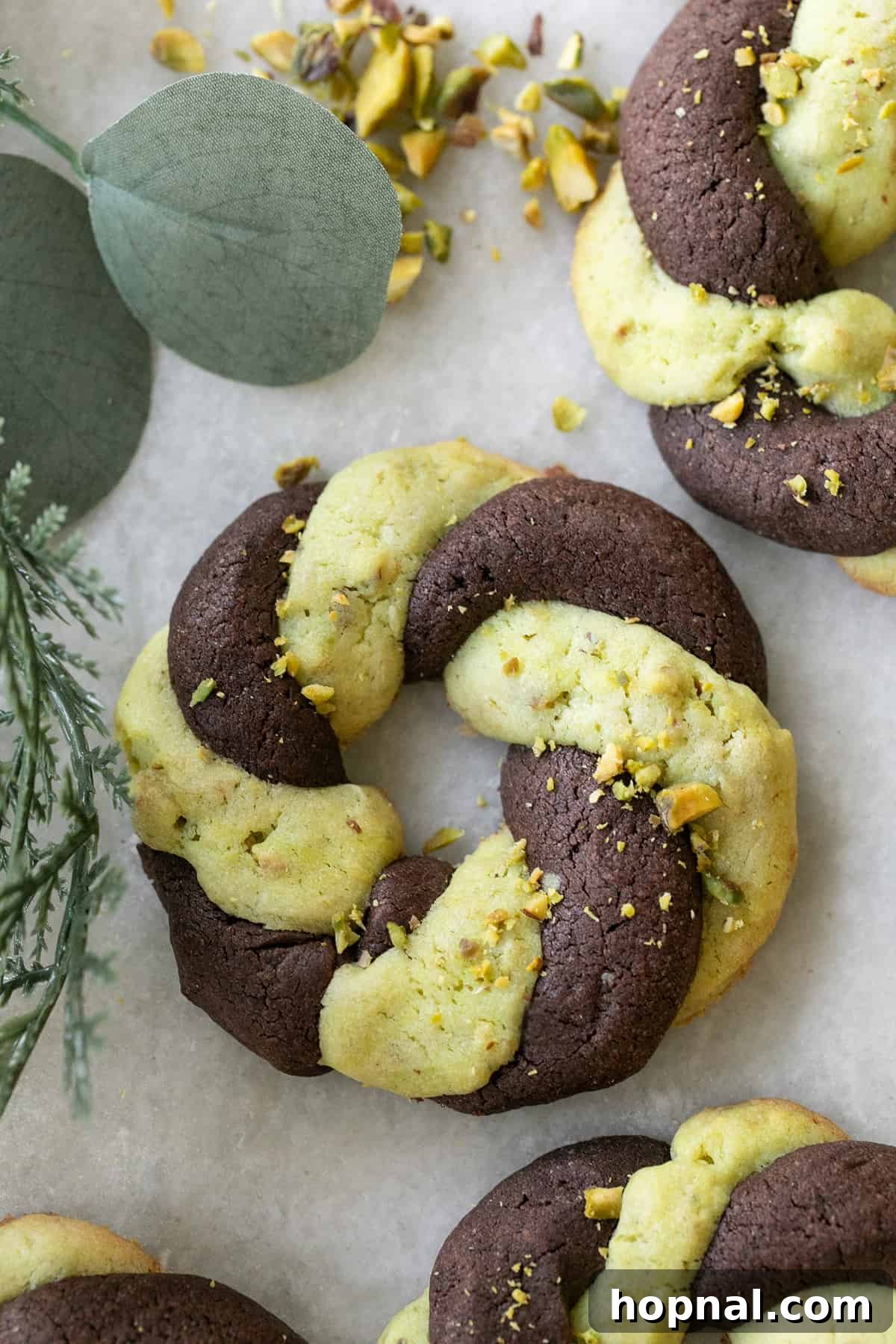 Christmas cookie recipe: Twisted wreath cookies with chocolate and pistachios