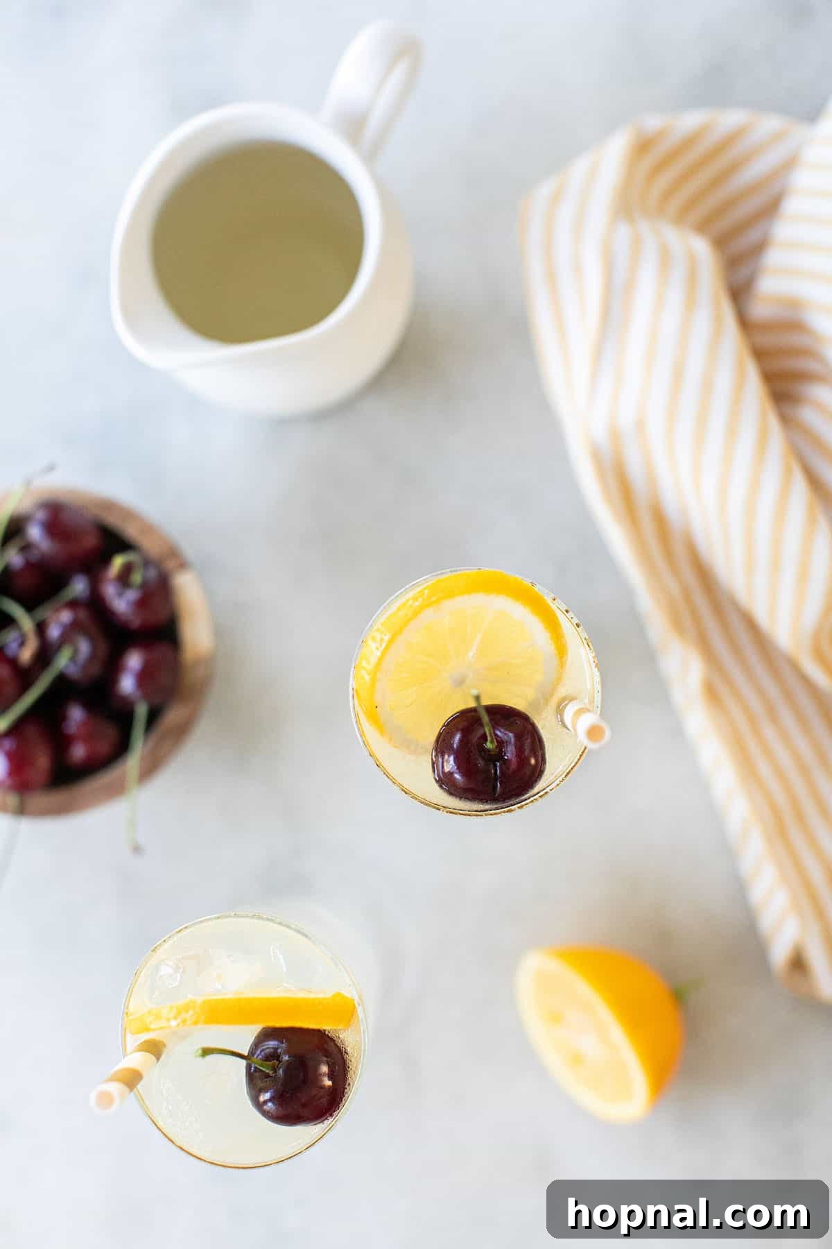 Cocktails with lemon slice