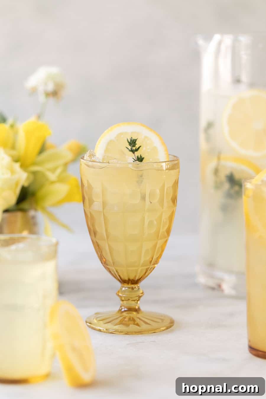 Easy summer cocktail with thyme, lemonade and tequila.